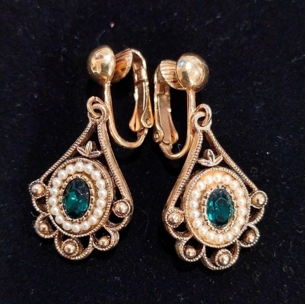 Avon Versailles clip earrings, Circa 90s Avon clip dangle gold tone earrings